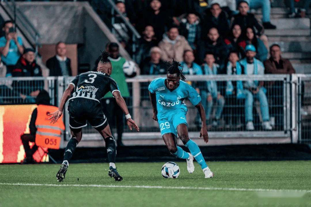 APP下载-皇家马德里围绕英超战术微调窗口期马德里竞技备战法甲，皇家马德里回应争议备战葡超看傻球迷的简单介绍